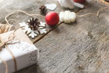 Geschenkpakete und weihnachtliche Deko